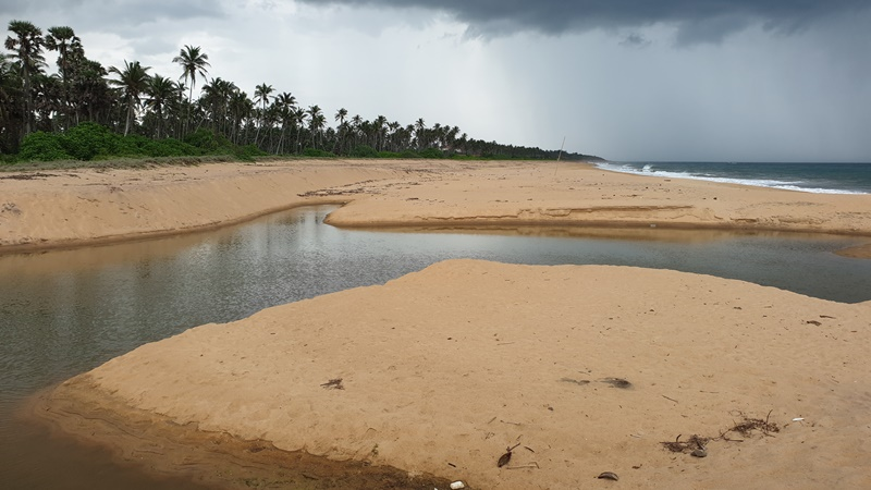 හම්බන්තොට ගොඩවාය ධීවර වරාය දෙකඩ කර ඇළක් කැපීමෙන් ධීවරයින් දැඩි අපහසුතාවයක