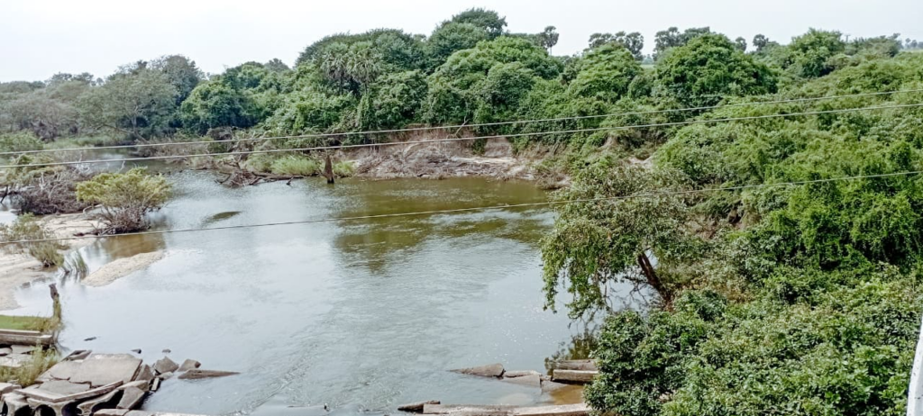 மல்வத்து ஓயா ஆற்றின் குறுக்குவெட்டு பகுதியில் மண்ணரிப்பும் சூழல் பாதிப்பும்